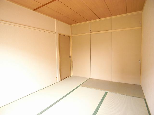 Other room space. 6-mat Japanese-style room. Because storage is you can effectively use your room.