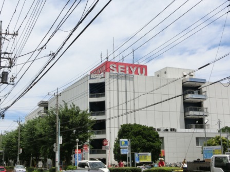 Supermarket. Seiyu to (super) 504m