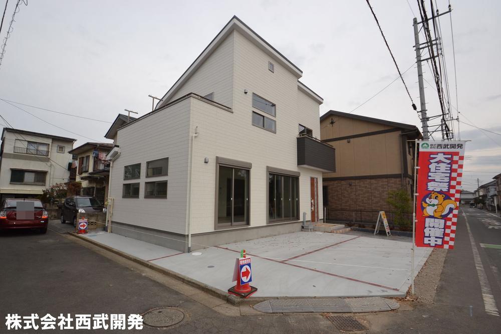 Local photos, including front road. Local appearance photo