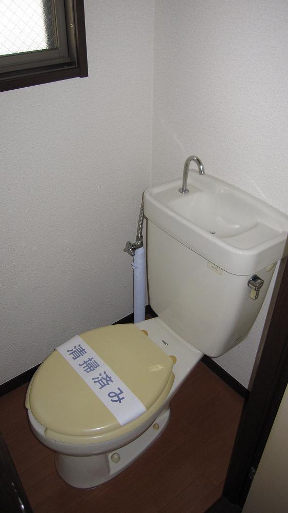 Toilet. bus ・ Restroom. The toilet There is also a window.