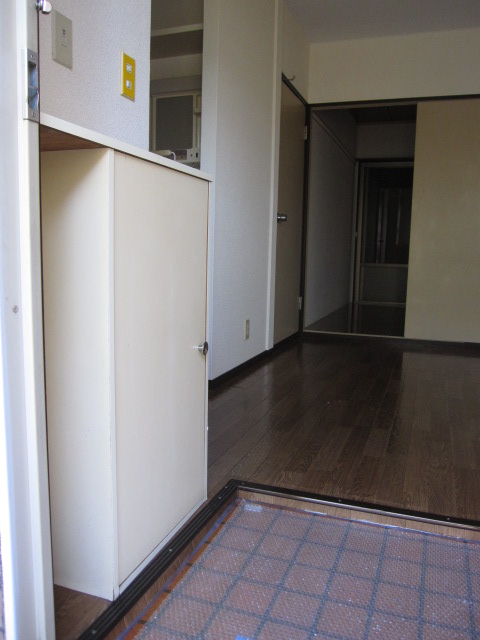 Entrance. There is a shoe cupboard of easy-to-use use the front door