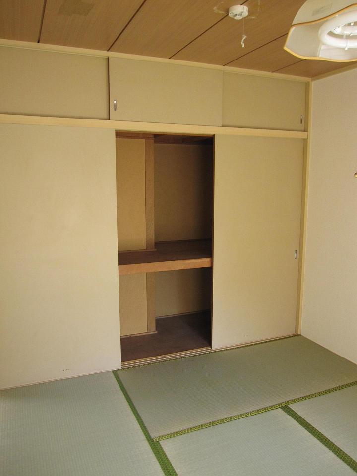 Receipt. Japanese-style closet. Enter a lot with the upper closet.