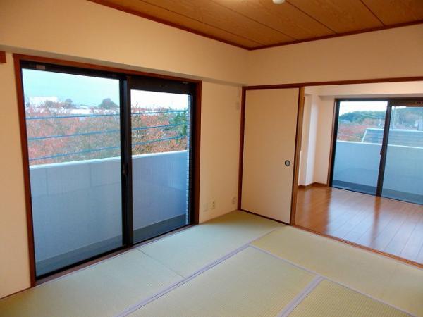 Non-living room. 3 direction angle room
