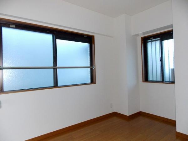 Non-living room. 3 direction angle room
