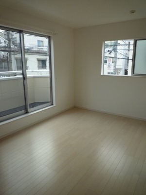 Other room space. A bright room with two-sided lighting