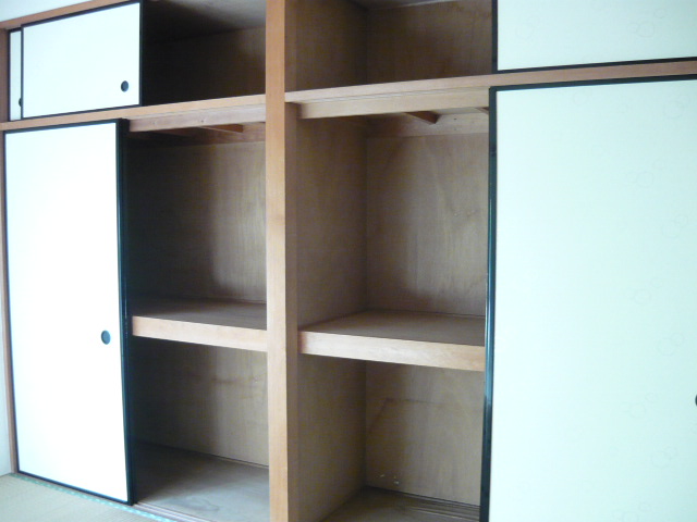 Receipt. The 6-mat Japanese-style storage of 2 between the amount. Plenty of storage with the upper closet ◎