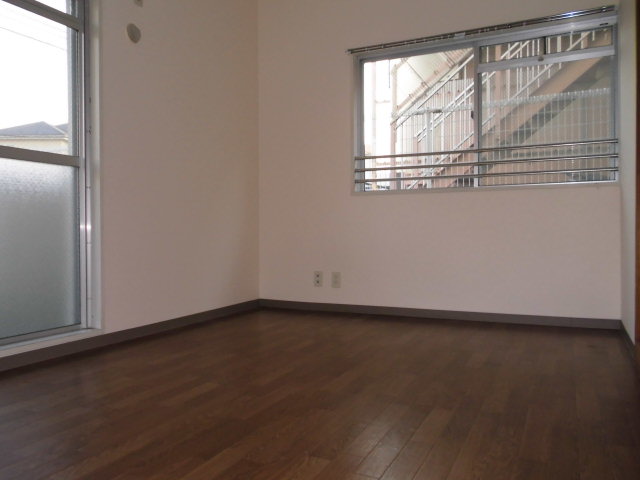 Other room space. 6 Pledge Western-style. Bright room with 2 Menmado.