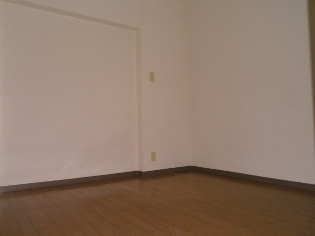 Other room space. 4.5 Pledge Western-style. Reasonable size in the nursery or study