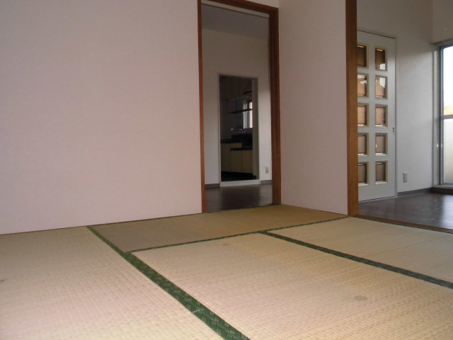 Other room space. 6-mat Japanese-style room. There is also can be effective use of the room closet