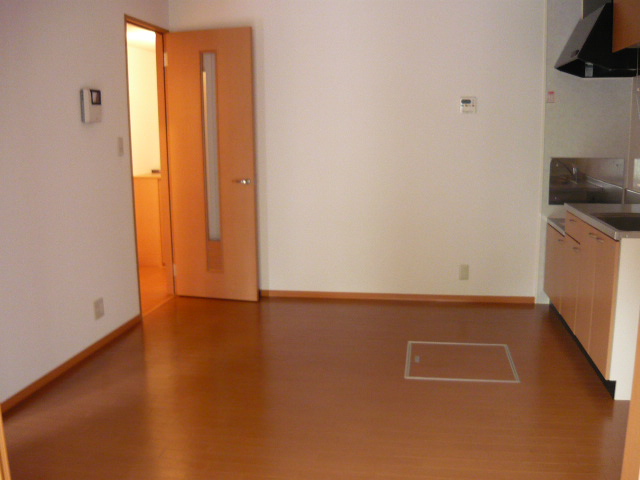 Living and room. Dining spacious ・ There is also under-floor storage