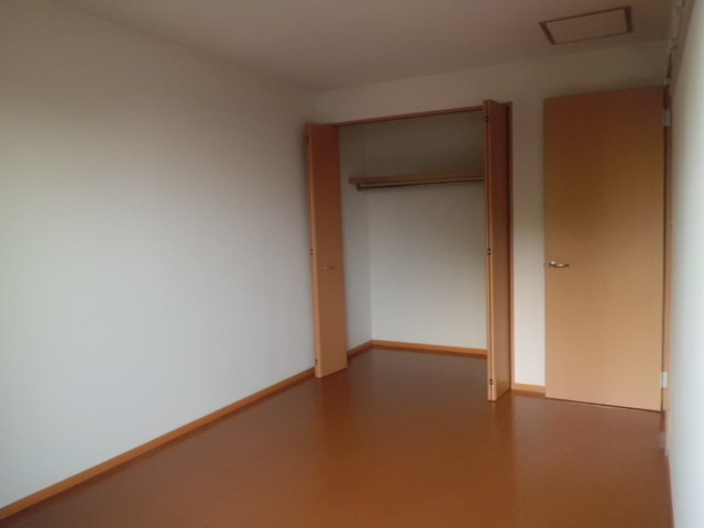 Other room space. With storage of the Western-style.