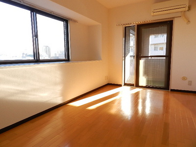 Living and room. Bay window Yes Flooring