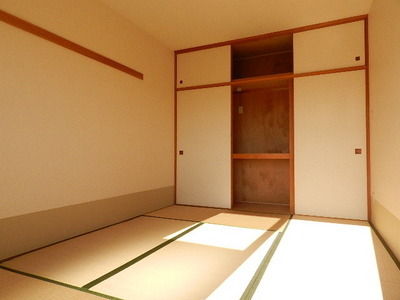 Living and room. Japanese-style room 6 quires closet
