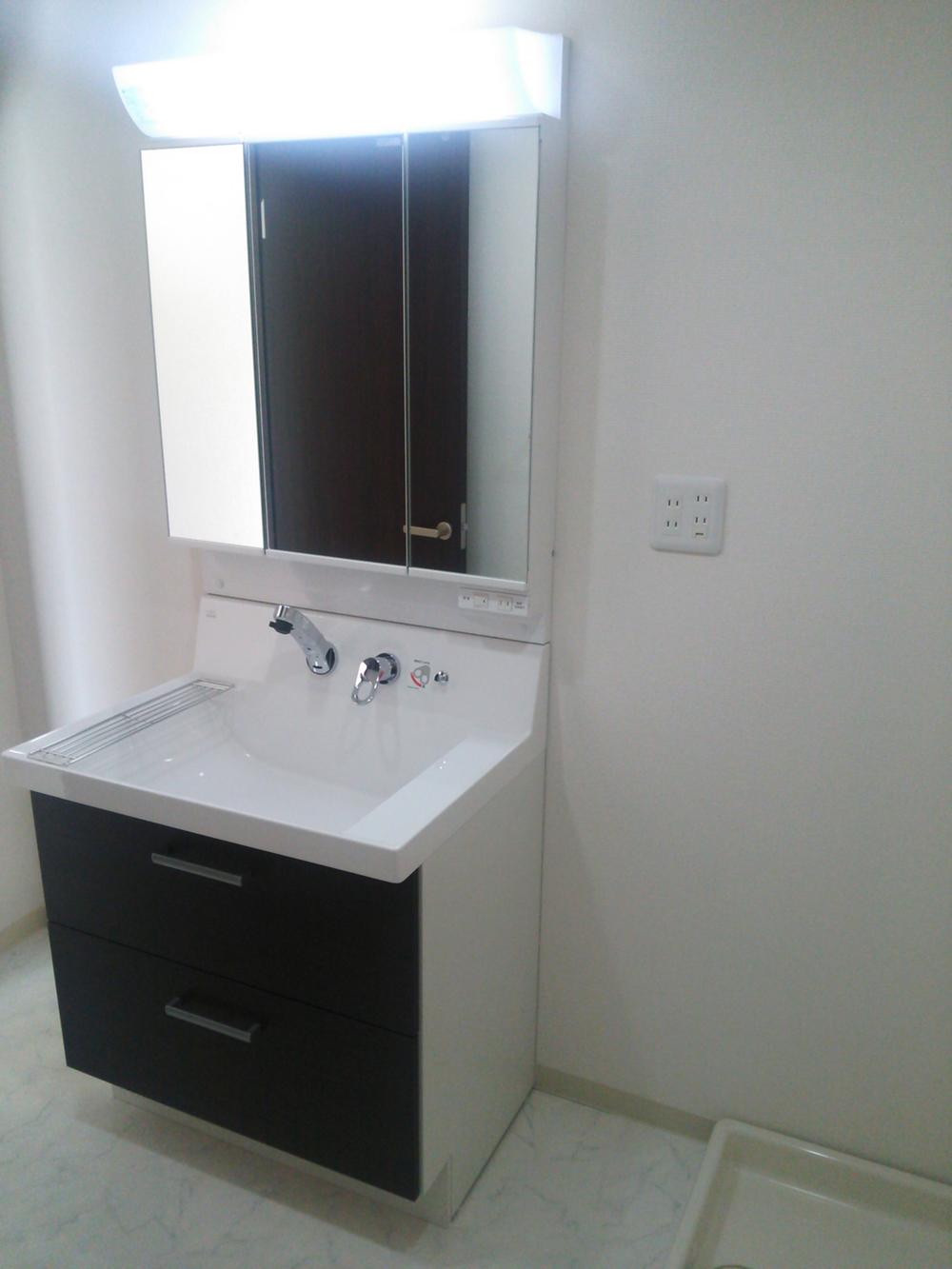 Wash basin, toilet. Indoor (12 May 2013) Shooting