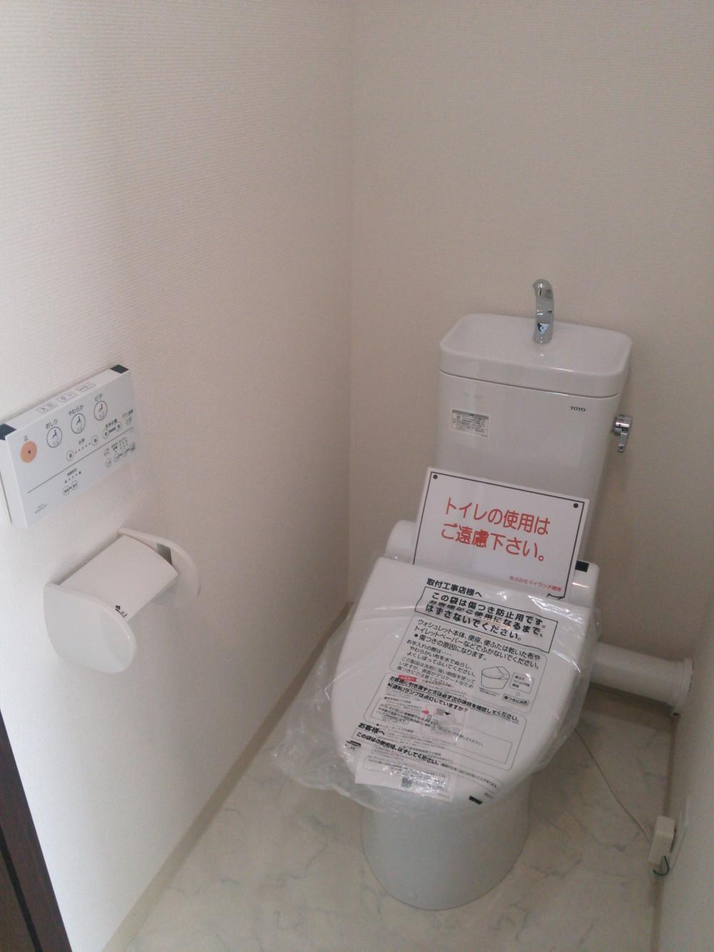 Toilet. Indoor (12 May 2013) Shooting