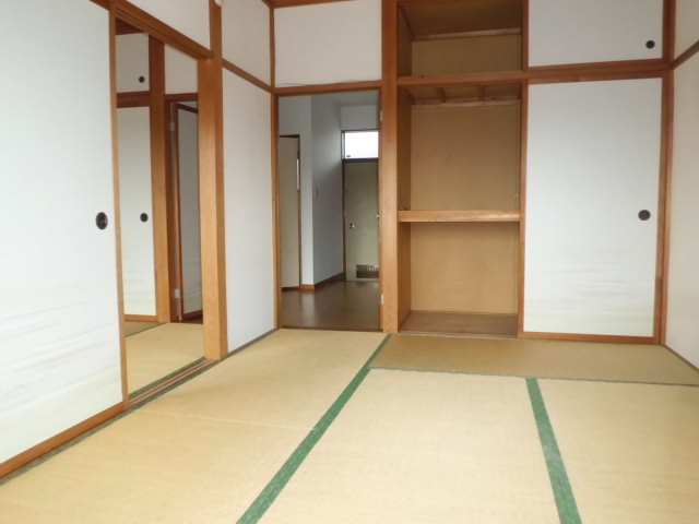 Other room space. 6-mat Japanese-style room. In both the living room there is a closet (with upper closet).