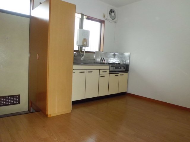 Living and room. 6 Pledge dining kitchen.