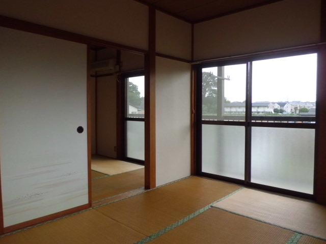 Other room space. Japanese-style between the two are separated by a sliding door.