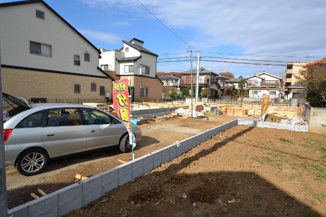 Local appearance photo. Facing the south road, Good new construction condominiums per yang. While the location of the station 3-minute walk, Car space also Thank 2 car all building. (2013 December 8 shooting)