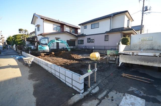 Local photos, including front road. Located in the corner lot, Front road is also a newly built single-family of wide open exclusive location. (2013 December 21 shooting)