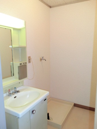 Washroom. Independent wash basin ・ Washing machine Storage