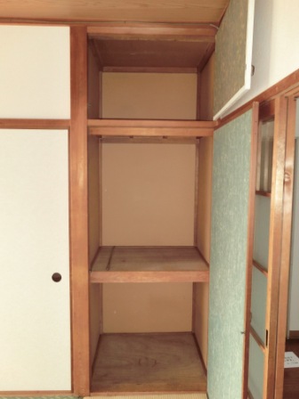 Receipt. Of 6-mat Japanese-style storage. 2-stage there is housed convenient sorting with the upper closet.