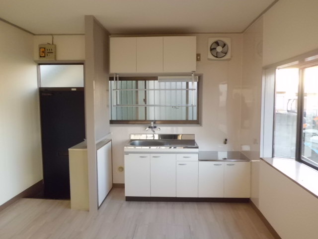 Kitchen. kitchen ・ Gas stove installation Allowed. Ventilation is good because the window is also there.