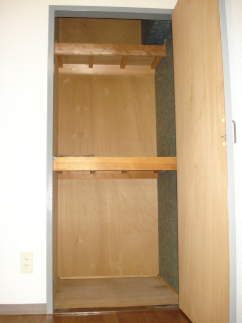 Receipt. Storage of the north side of the Western-style 3-stage shelf with a hammer minute