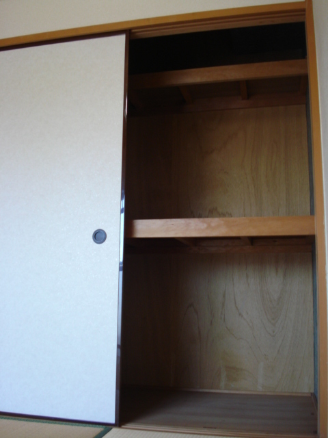Receipt. closet. Convenient for sorting because the upper stage also