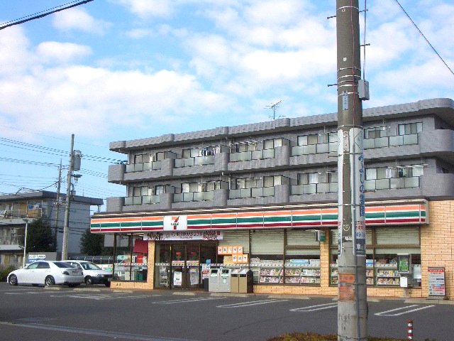 Convenience store. Seven-Eleven Higashitokorozawa 3-chome up (convenience store) 526m