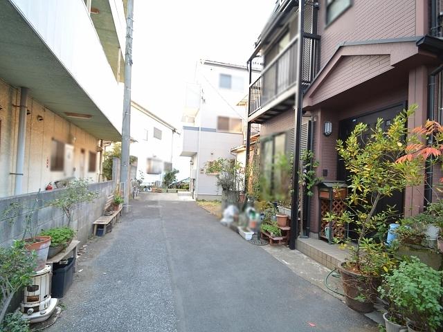Local photos, including front road. Tokorozawa Sayamagaoka 1-chome, contact road situation 2013 / 12 / 2 shooting