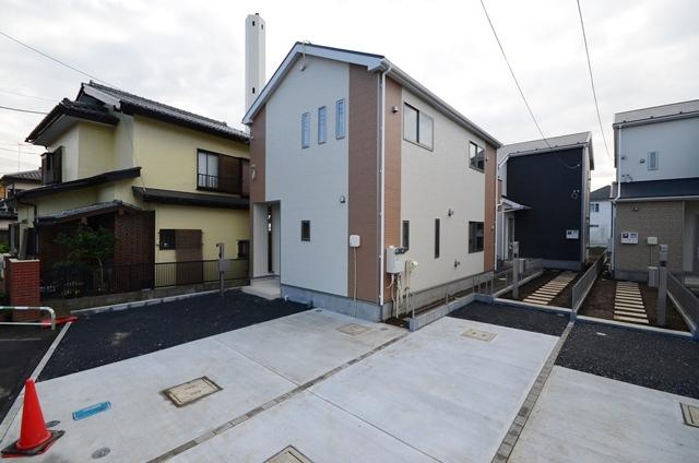 Local photos, including front road. Selling local