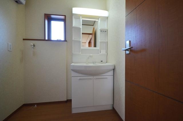 Wash basin, toilet. Shampoo dresser with vanity