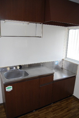Kitchen. Gas stove 2 burners installed Allowed