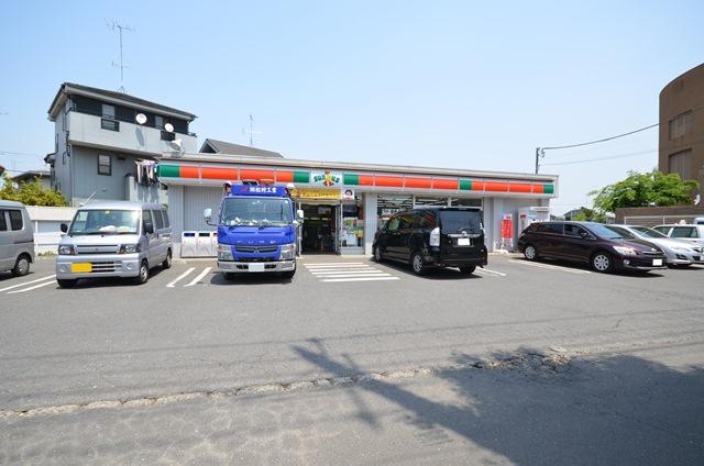 Convenience store. 770m until Thanksgiving