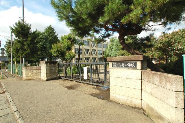 Junior high school. Tokorozawa Municipal Mikashima until junior high school 889m