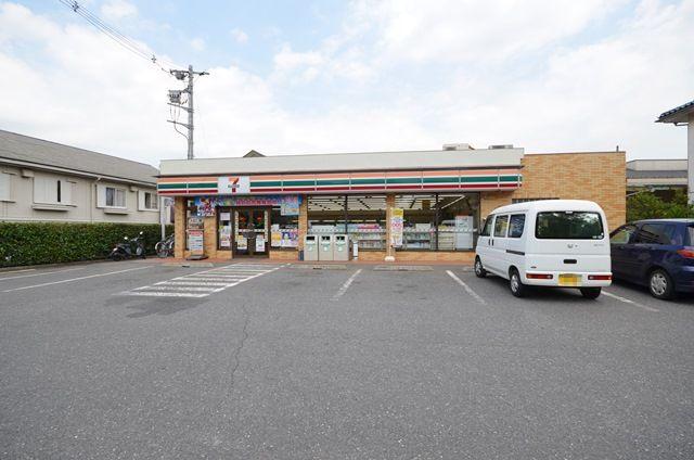Convenience store. 820m to Seven-Eleven