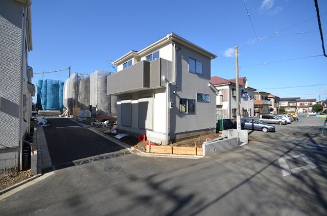 Local photos, including front road. Selling local (2013 December 16 shooting)