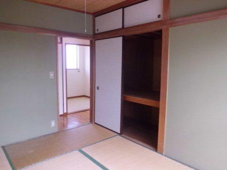 Receipt. Japanese-style closet. Safe even more luggage is generous with a convenient upper closet.