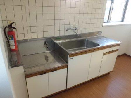 Kitchen. Gas stove installed Friendly Kitchen. The window is also available bright.