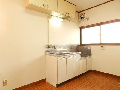 Kitchen. Gas stove 2 burners installed Allowed