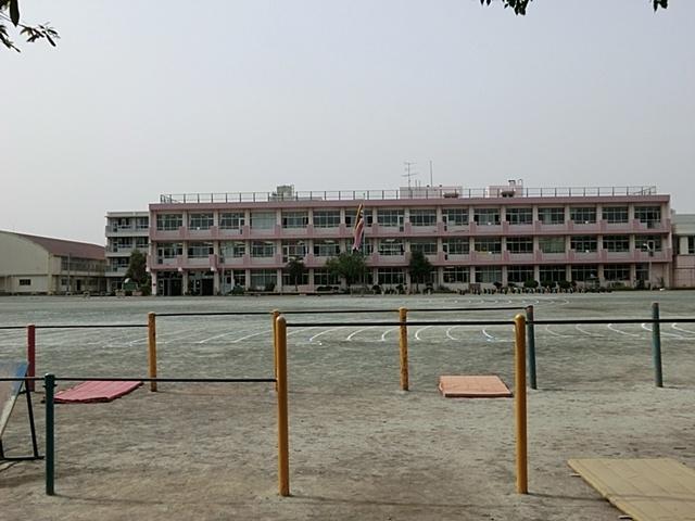 Primary school. To South Elementary School 850m