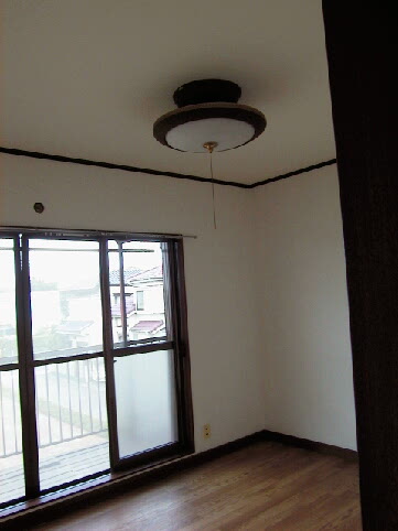 Other room space. 6 Pledge Western-style veranda surface. The window is also large, bright living room.