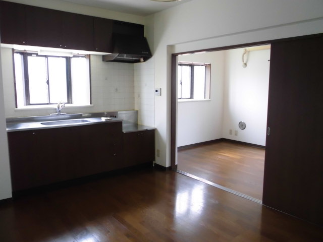Living and room. 7.5 Pledge DK will put a dining table.