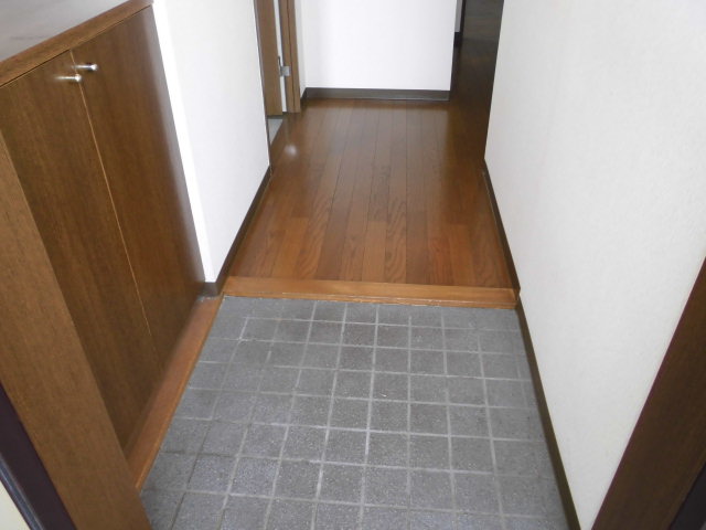 Entrance. Entrance ・ There cupboard