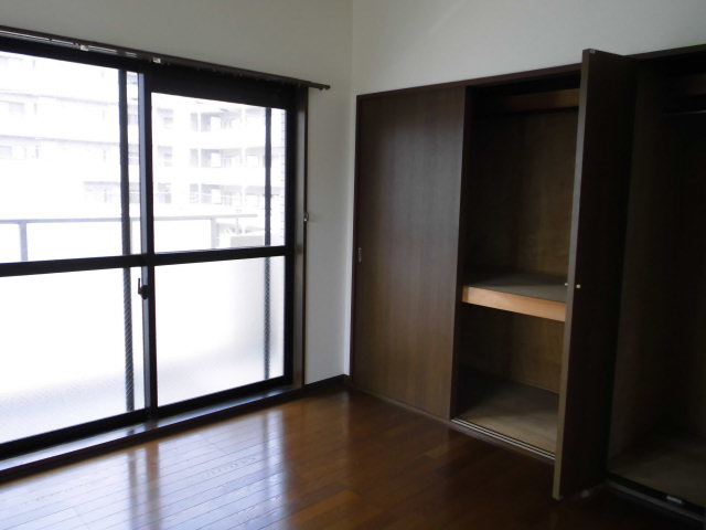 Receipt. Western-style housing. Coat with a hanger pipe is also stored securely ◎