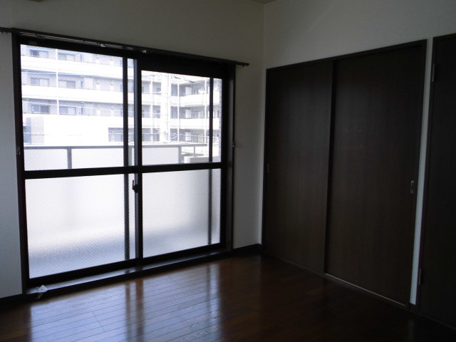Other room space. 6 Pledge Western-style. Effective use of the There is also room storage