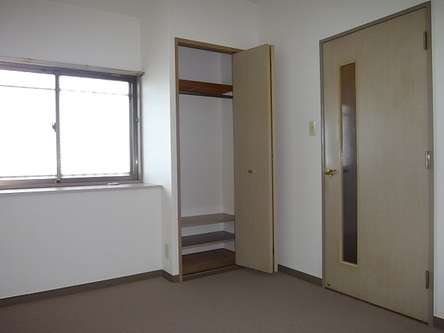 Other room space. Bay window there