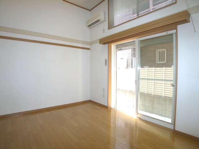Living and room. Ceiling high is bright