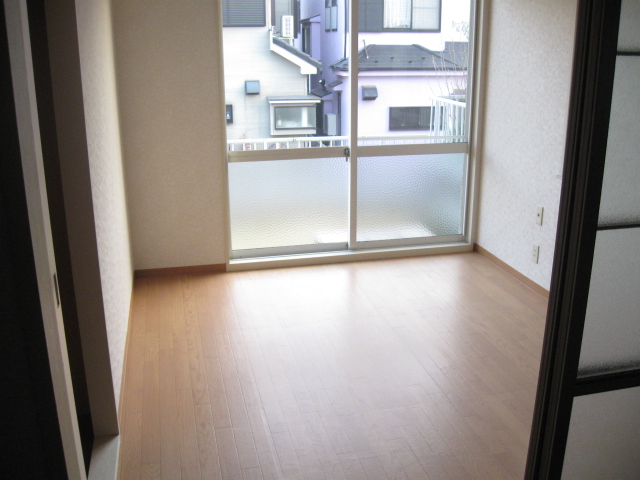 Other room space. 6 Pledge Western-style veranda surface. Sunny and bright rooms.